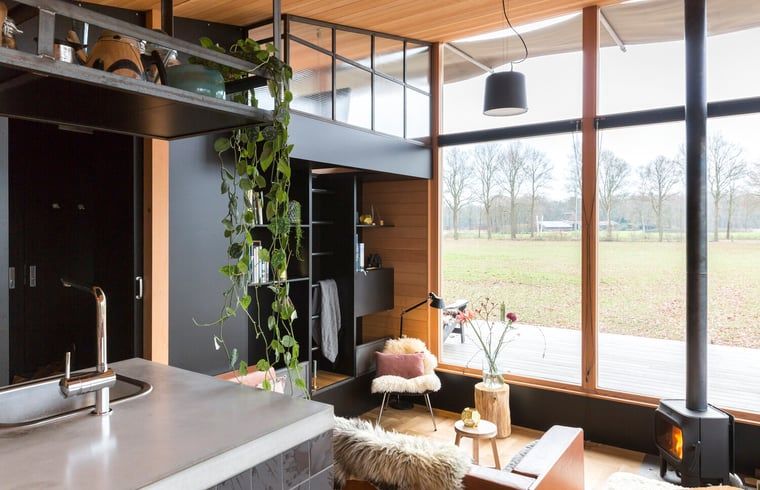 Lichte woonkamer in Vakantiehuis in Lettele met uitzicht op het landschap van Salland, Overijssel.