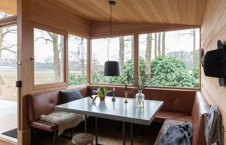 Eethoek in Vakantiehuis in Lettele met uitzicht op de bossen van Salland, Overijssel.