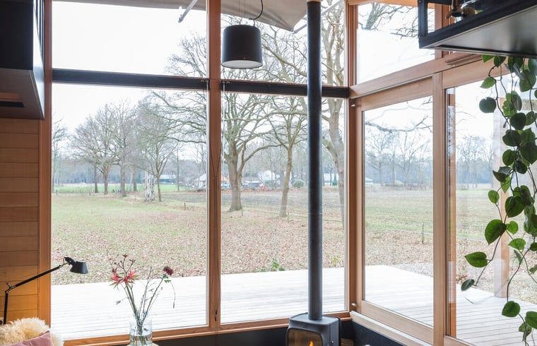 Grote ramen in Vakantiehuis in Lettele met uitzicht op het landschap van Salland, Overijssel.