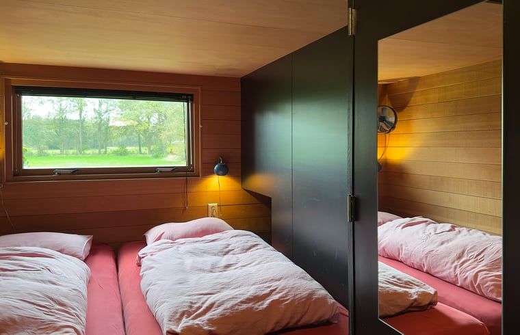 Slaapkamer in Vakantiehuis in Lettele met comfortabel bed en uitzicht, Salland, Overijssel.