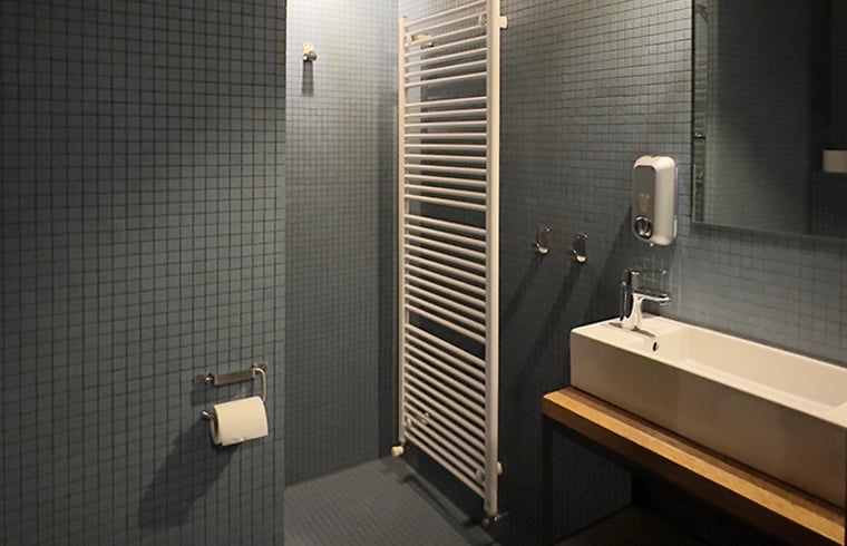 Moderne badkamer in Vakantiehuis in Lettele met strakke afwerking, Salland, Overijssel.