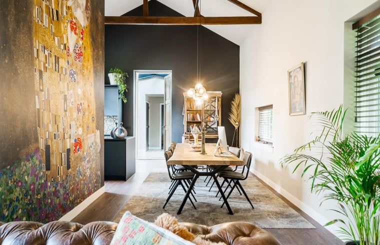 Eetkamer in Vakantiehuis in Diepenveen met kunstzinnige wanddecoratie en moderne inrichting in Salland, Overijssel.