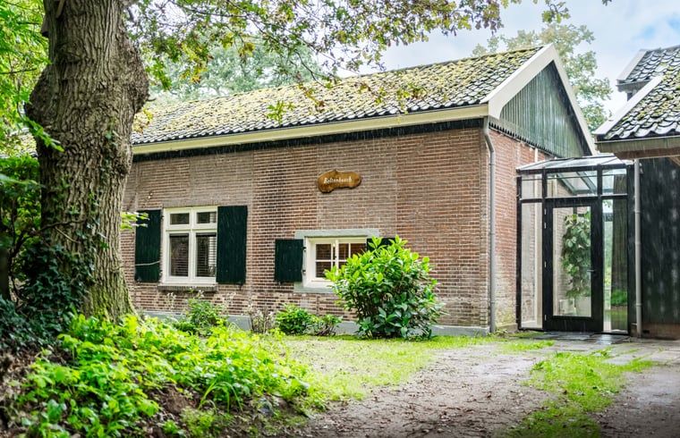 Buitenkant van Vakantiehuis in Diepenveen, omgeven door groene natuur en rustieke charme in Salland.