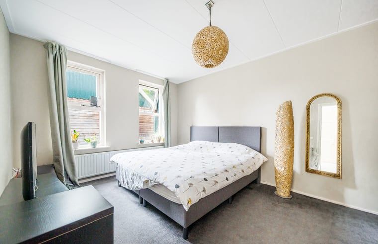 Tweede slaapkamer in Vakantiehuis in Diepenveen met moderne inrichting en natuurlijk licht in Overijssel.