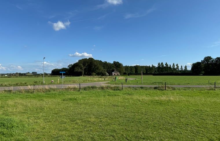 Uitzicht op de natuurlijke omgeving van Vakantiehuisje in Boskamp, Salland, met groene weiden in Overijssel.