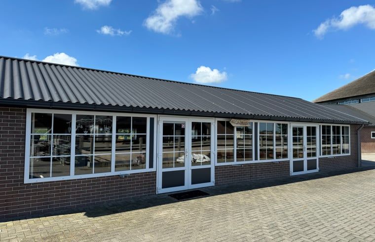 Ingang van Vakantiehuisje in Boskamp, Salland, met ruime glazen deuren in Overijssel.