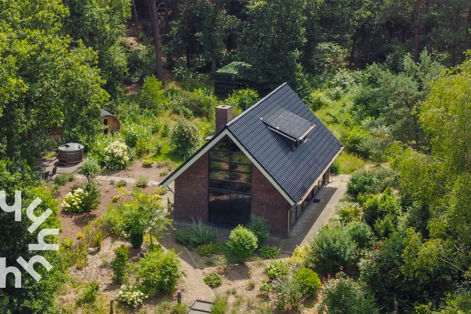 Luchtfoto van vakantiehuis OV224 in Ommen, Vechtstreek, Overijssel omgeven door groen.