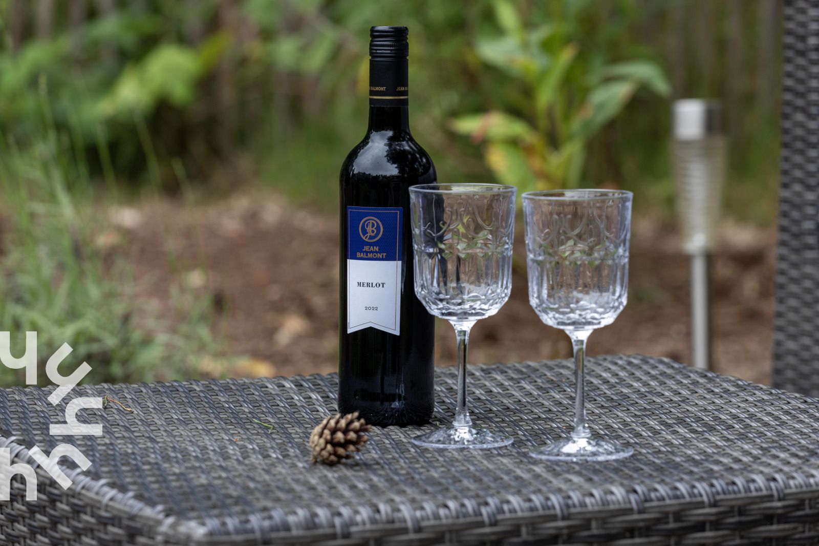 Gezellige woonkamer in vakantiehuis OV224 in Ommen, Vechtstreek, Overijssel met uitzicht op tuin.