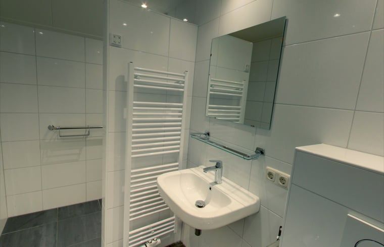 Modernes Badezimmer im Ferienhaus in Ommen, Vechtstreek, Overijssel.
