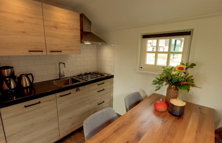 Gemuetliche Kueche im Ferienhaus in Ommen, ideal zum Kochen in der Vechtgegend.