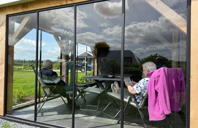 Geniessen Sie die Veranda des Ferienhauses in Ommen, Vechtstreek.