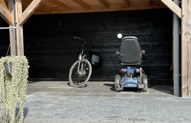 Fahrradabstellplatz am Ferienhaus in Ommen, Overijssel.