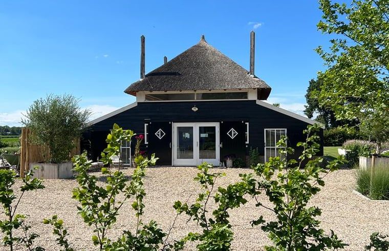 Charmant vakantiehuis in Ommen met rieten dak, gelegen in de groene Vechtstreek, Overijssel, omringd door natuur en rust.