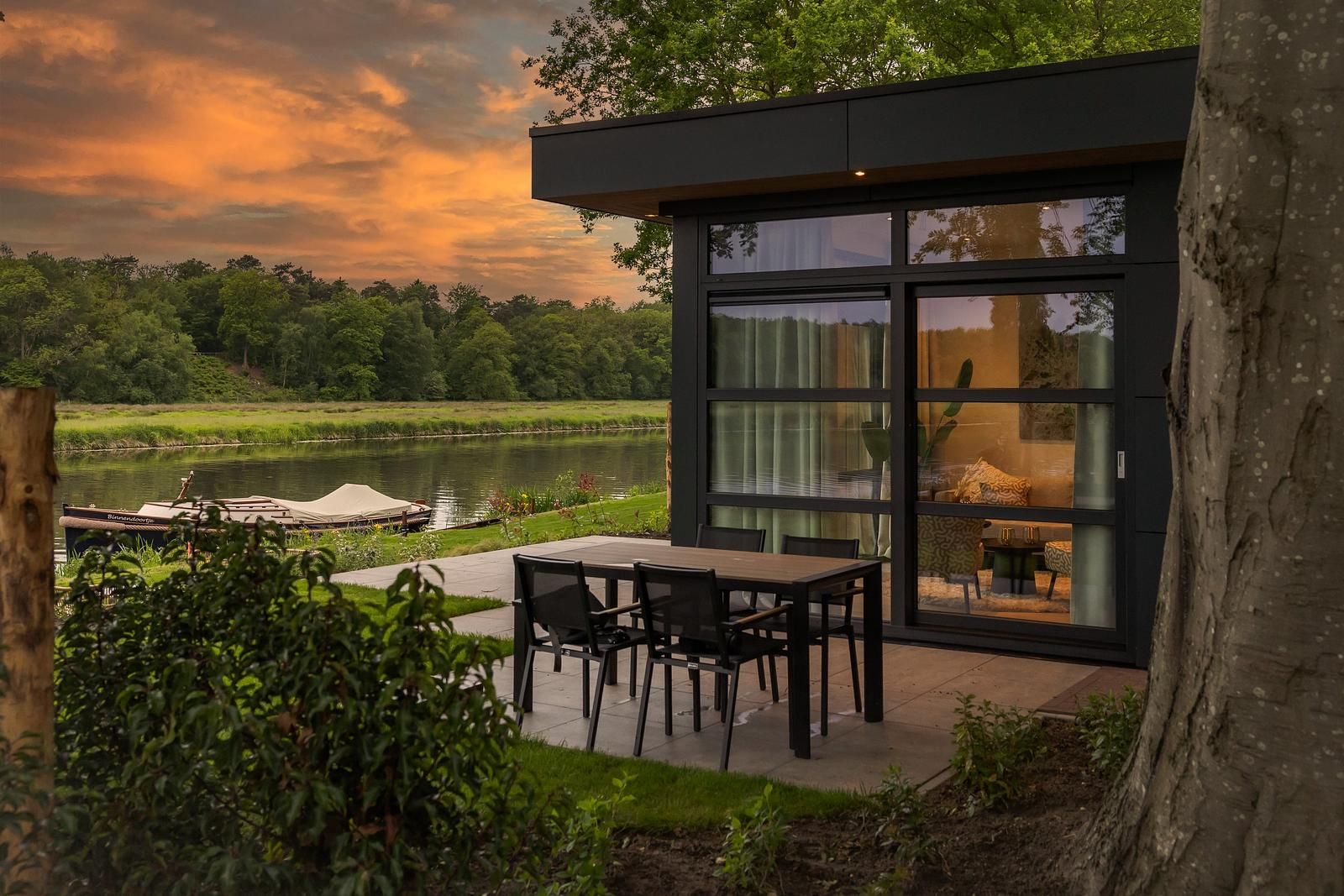 Guest house 540118 - Holiday property Vechtstreek - Vechtoever | Sauna & Buitendouche | 4 Pers