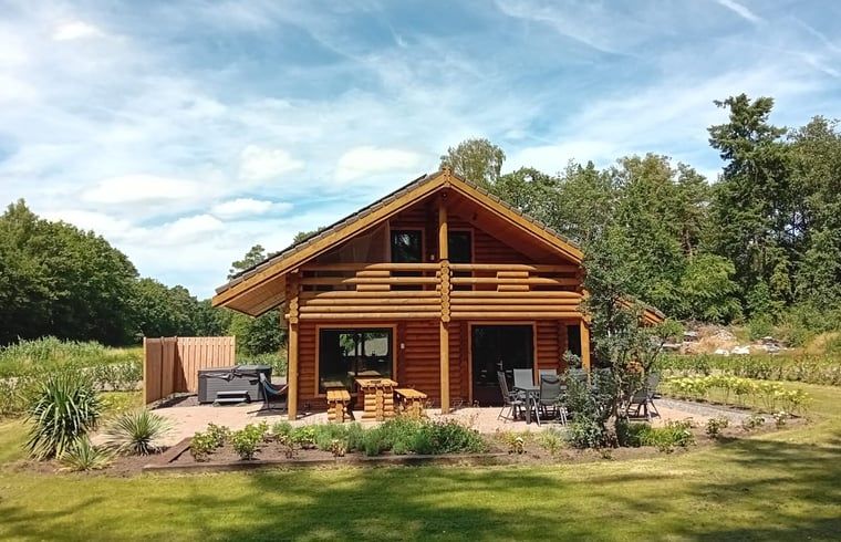 Vakantiehuis in Ommen, een houten vakantiewoning in de Vechtstreek van Overijssel, omringd door groene natuur.
