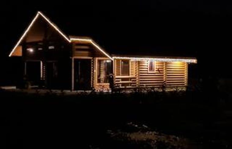 Sfeervolle avondverlichting van Vakantiehuis in Ommen, een knus vakantieverblijf in de Vechtstreek, Overijssel.