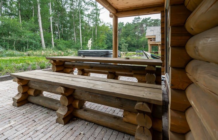 Houten picknicktafels op het terras van Vakantiehuis in Ommen, gelegen in de Vechtstreek, Overijssel.