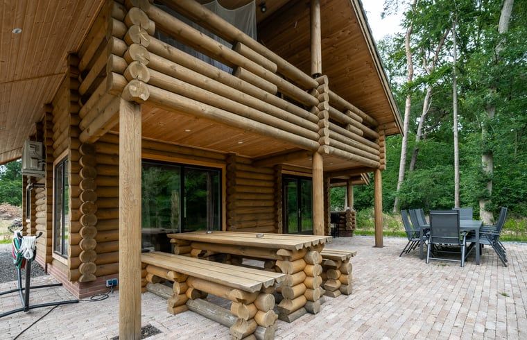 Ruime veranda van Vakantiehuis in Ommen, ideaal voor buiten dineren in de Vechtstreek, Overijssel.