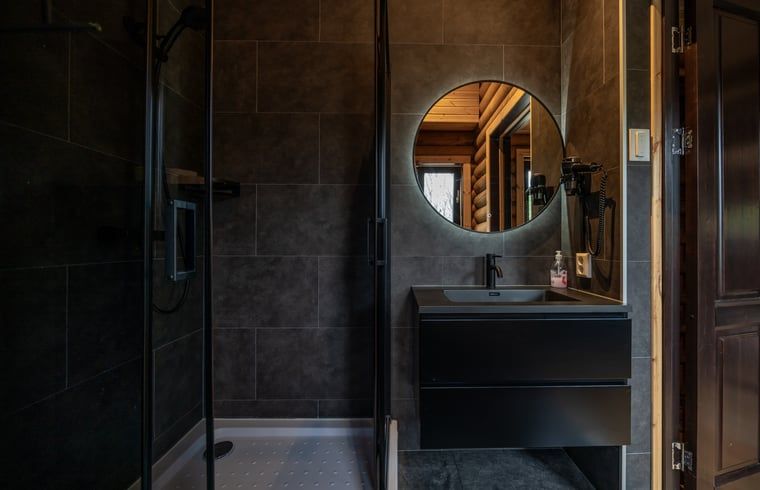 Moderne badkamer met spiegel in Vakantiehuis in Ommen, gelegen in de Vechtstreek, Overijssel.