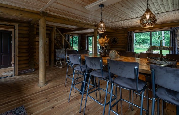 Eetruimte in Vakantiehuis in Ommen, met houten accenten in de Vechtstreek, Overijssel.