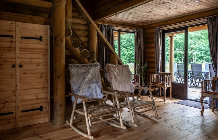 Knusse zithoek met schommelstoelen in Vakantiehuis in Ommen, een gezellig verblijf in de Vechtstreek, Overijssel.