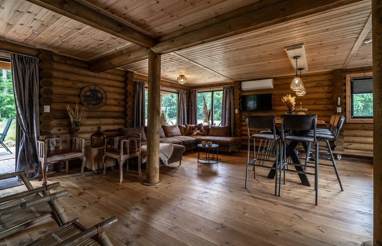 Ruime woonkamer in Vakantiehuis in Ommen, ideaal voor ontspanning in de Vechtstreek, Overijssel.