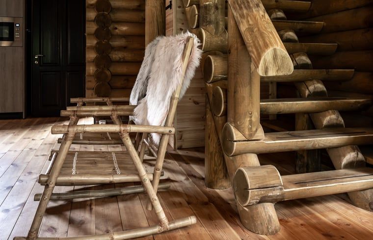 Houten schommelstoel in Vakantiehuis in Ommen, een rustiek verblijf in de Vechtstreek, Overijssel.