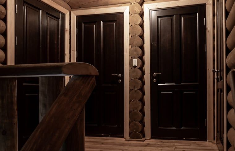 Houten deuren in Vakantiehuis in Ommen, een sfeervol verblijf in de Vechtstreek, Overijssel.