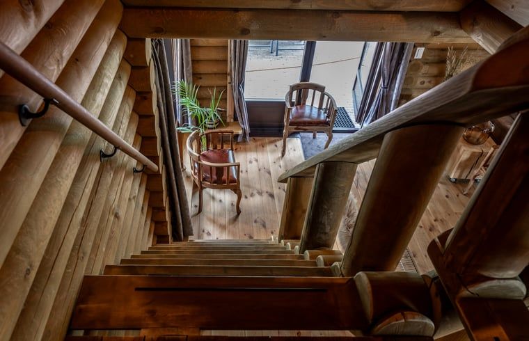 Trap in Vakantiehuis in Ommen, met houten details in de Vechtstreek, Overijssel.