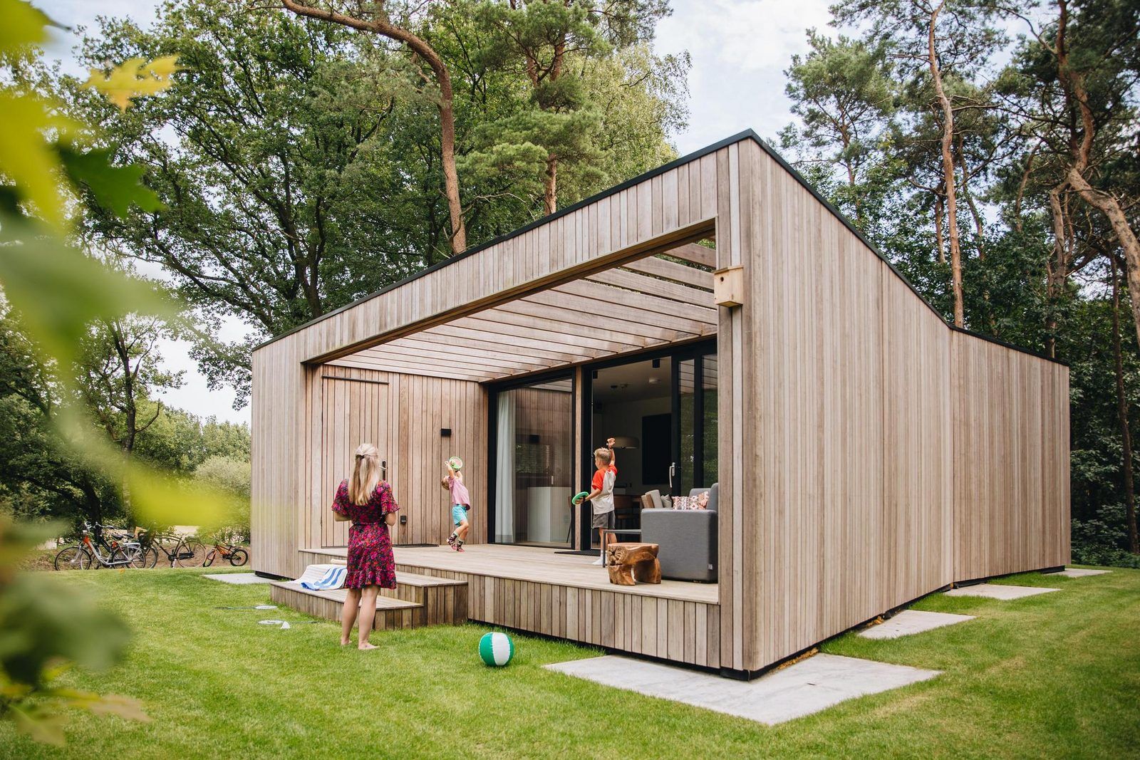 Hill Lodge Glamping Lodge in Beerze, Vechtgegend mit moderner Holzfassade und geraeumiger Veranda.