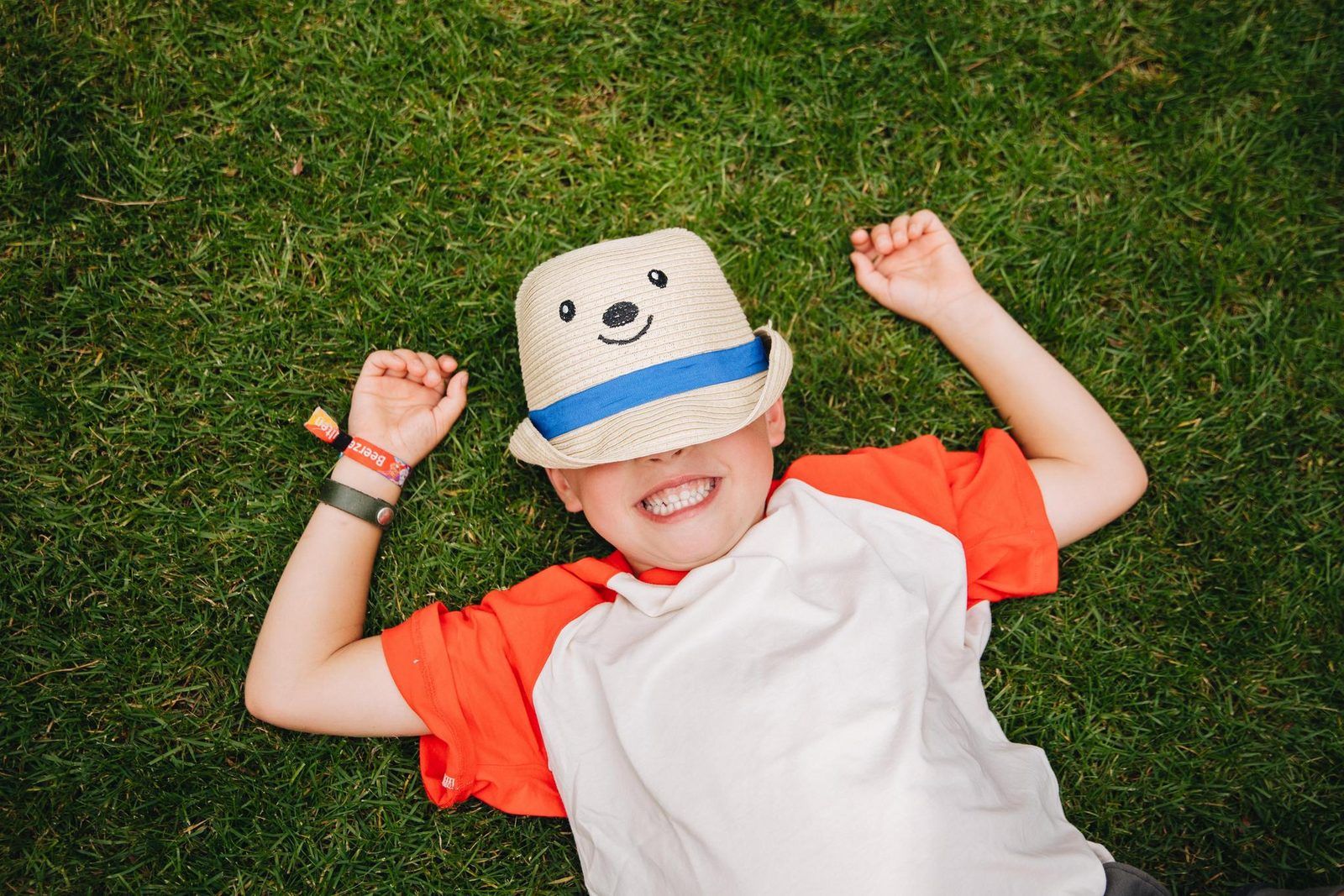 Kind geniesst auf dem Rasen des Hill Lodge Ferienhauses in Beerze, Vechtstreek, Overijssel.