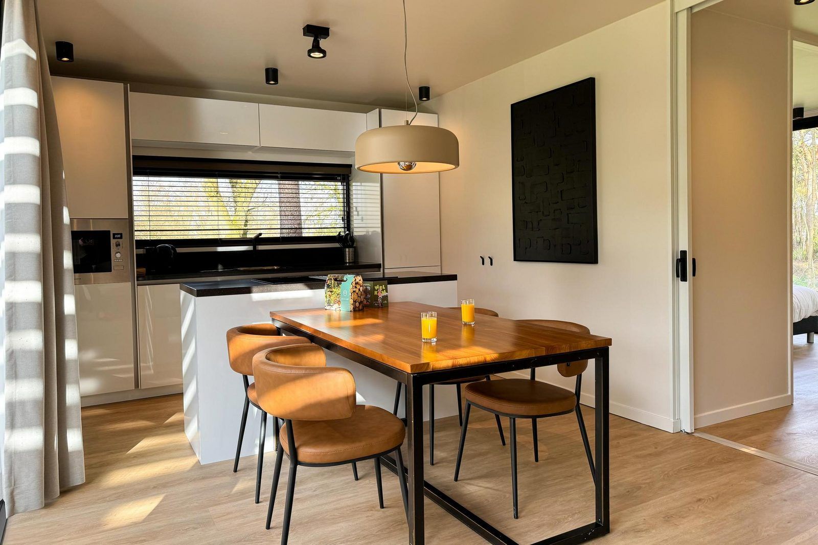 Stilvoller Essbereich in der Hill Lodge Glamping Lodge, Beerze, mit Holztisch und moderner Kueche.