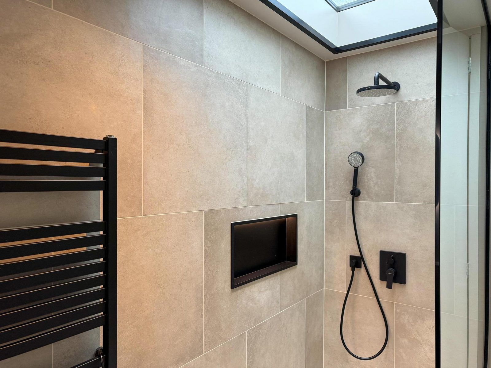 Moderne Dusche im Ferienhaus Heuvel Lodge, Beerze, Vechtstreek, mit stilvollen Fliesen.