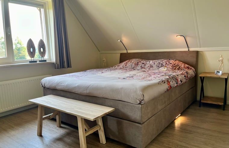 Schlafzimmer im Ferienhaus in Beerze, Vechtstreek, Overijssel mit bequemem Doppelbett und natuerlichem Licht.