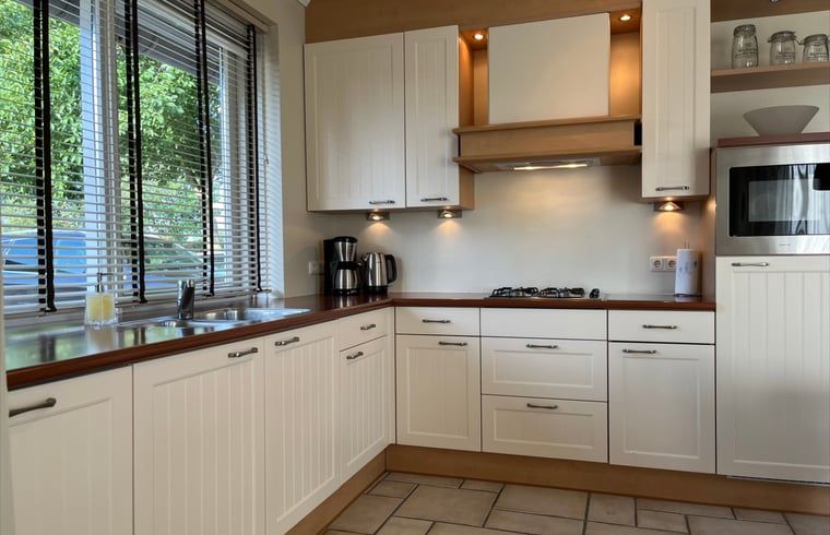 Stilvolle Kueche im Ferienhaus in Beerze, Overijssel, komplett ausgestattet fuer einen komfortablen Aufenthalt.