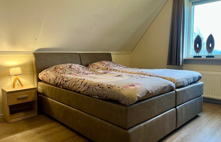 Zweites Schlafzimmer im Ferienhaus in Beerze, Overijssel, mit Doppelbett und ruhigem Ambiente.