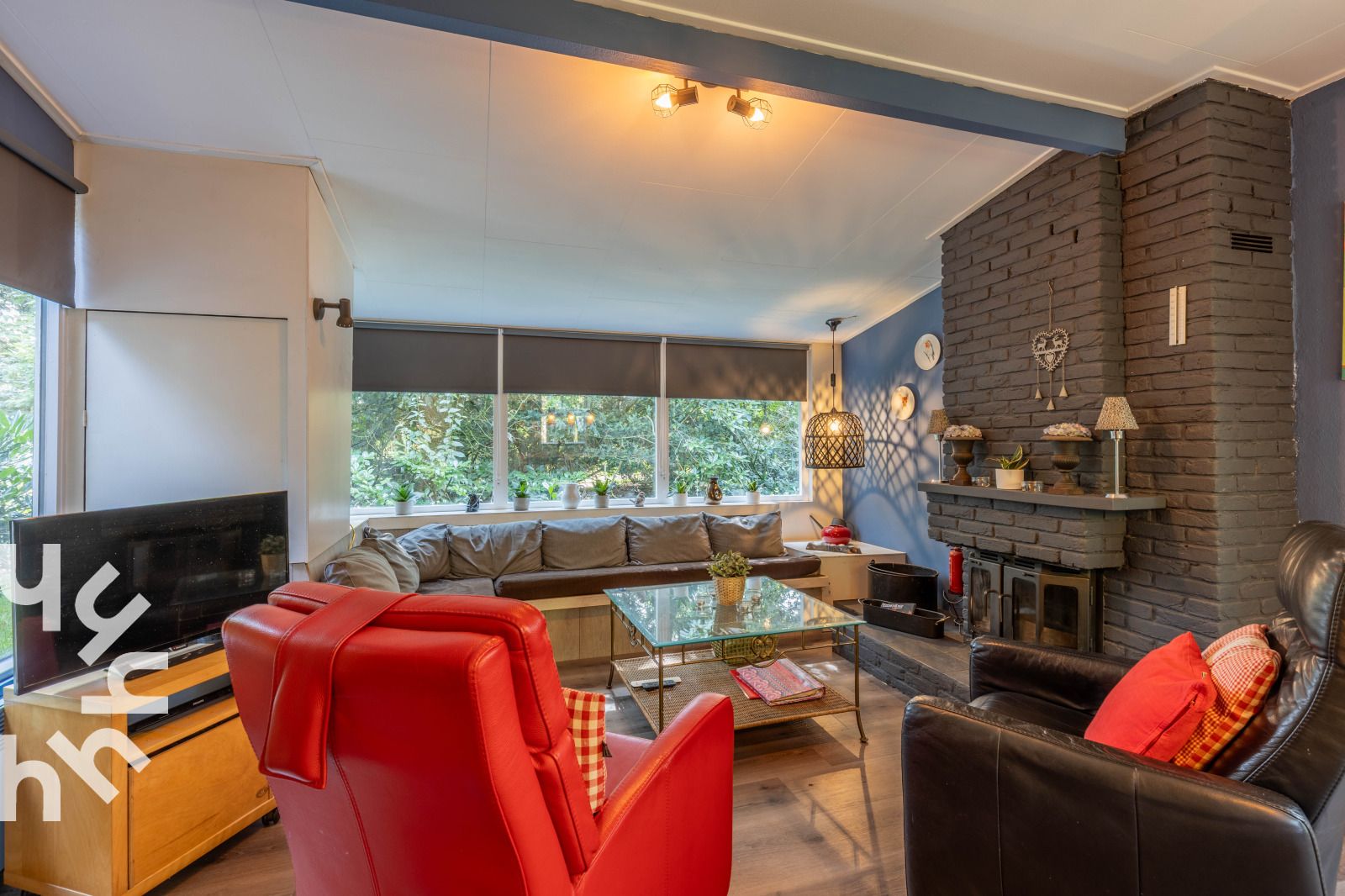 Gemuetliches Esszimmer im Ferienhaus OV260, Beerze, Vechtstreek mit moderner Kueche und Blick auf den gruenen Garten.