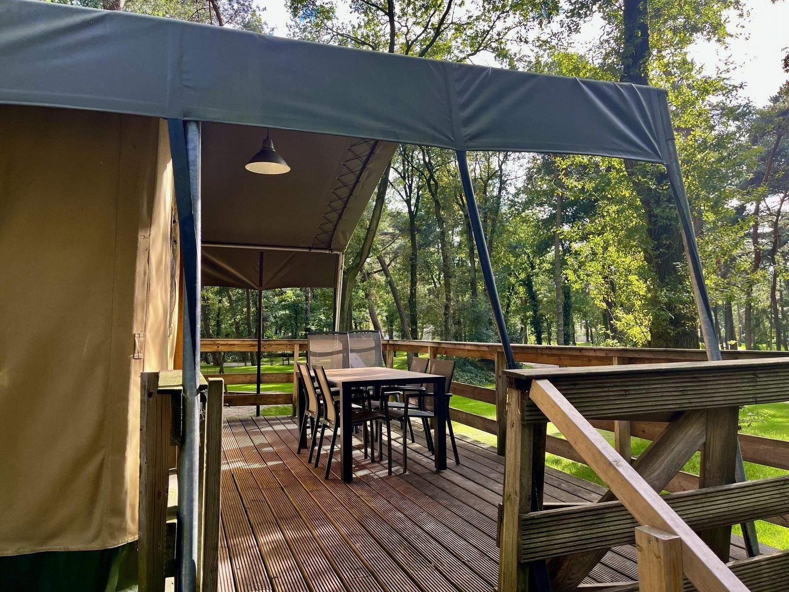 Safari-Zelte von Summer Lodge fuer 6 Personen in der gruenen Landschaft von Beerze, Vechtstreek, Overijssel.