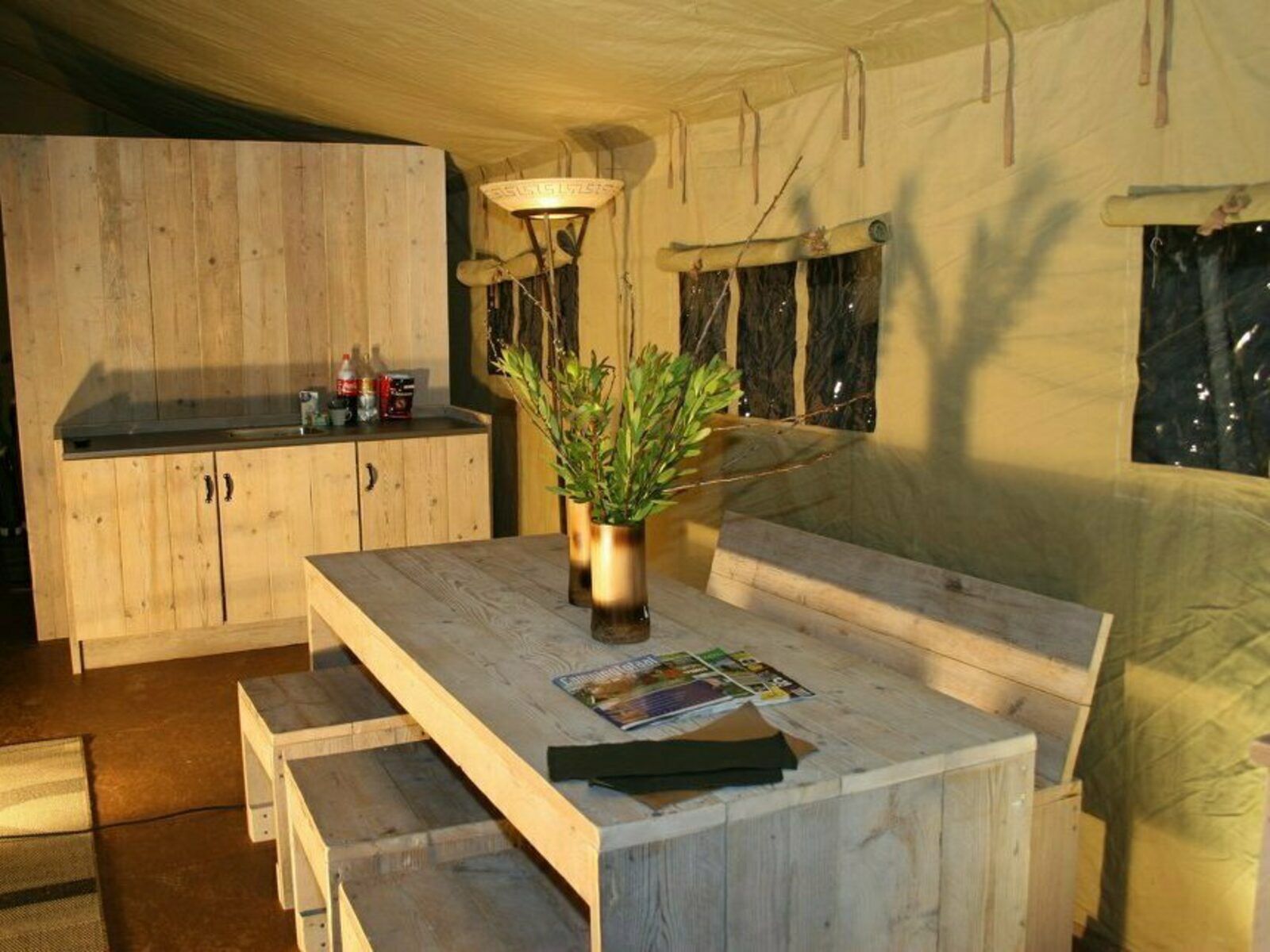 Geraeumiges Wohnzimmer der Summer Lodge Glamping Lodge in Beerze, Overijssel, mit gemuetlicher Sitzecke.