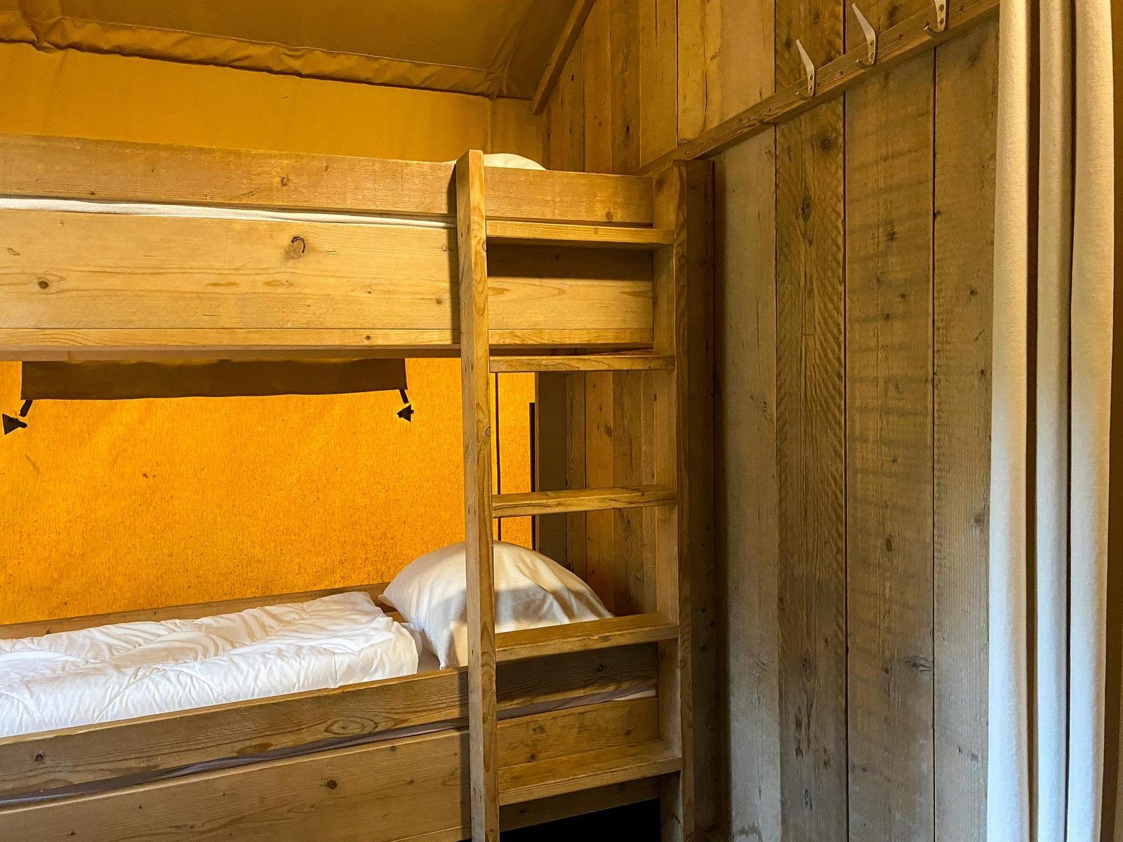 Modernes Badezimmer in der Summer Lodge Glamping Unterkunft in Beerze, Vechtstreek, Overijssel.