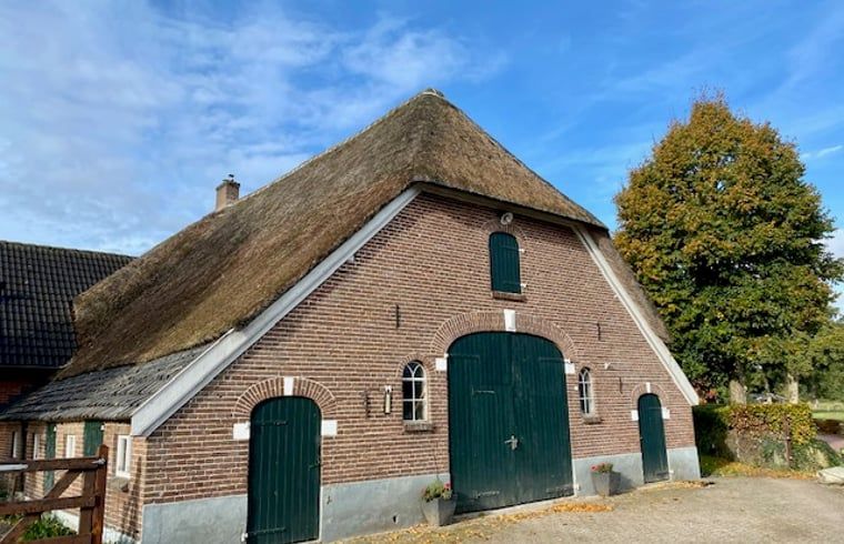 Authentisches Reetdach eines Ferienhauses in Beerze, Vechtstreek, Overijssel