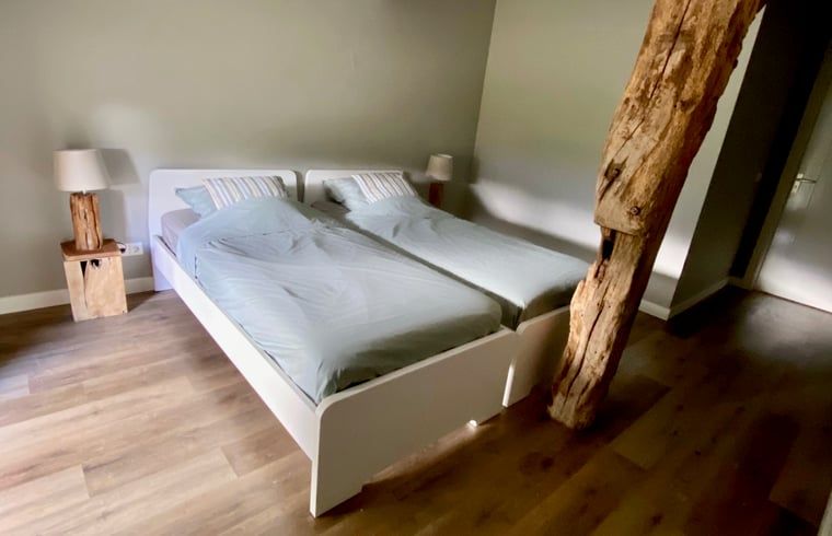 Gemuetliches Schlafzimmer mit Holzdetails im Ferienhaus in Beerze, Overijssel