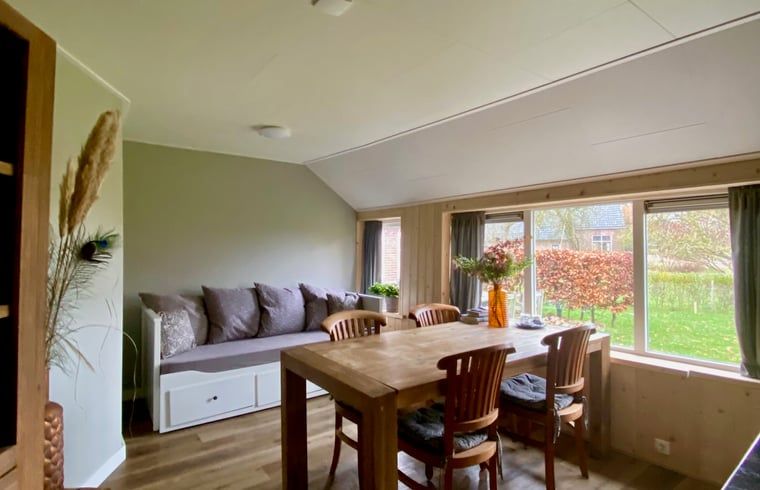 Geraeumiges Wohnzimmer mit Blick auf den Garten im Ferienhaus in Beerze, Region Vechta