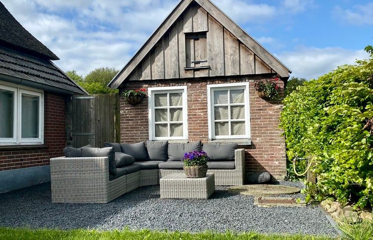 Sonnige Terrasse mit bequemen Sitzgelegenheiten im Ferienhaus in Beerze, Overijssel
