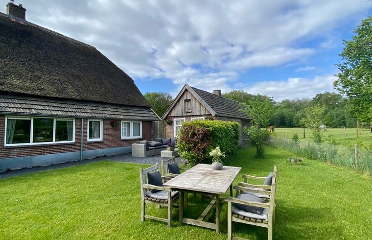 Aussenterrasse mit Blick auf die gruene Umgebung im Ferienhaus in Beerze, Region Vechta