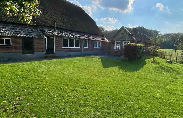 Grosser Garten mit Rasen im Ferienhaus in Beerze, Overijssel