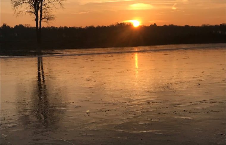 Gefrorener See bei Sonnenaufgang in der Naehe des Ferienhauses in Beerze, Region Vechta