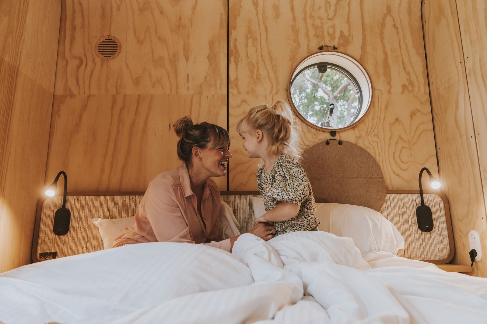 Gemuetliches Schlafzimmer im Wikkelhouse XL, Beerze, mit Holzinterieur und Blick auf die Vechtelandschaft.