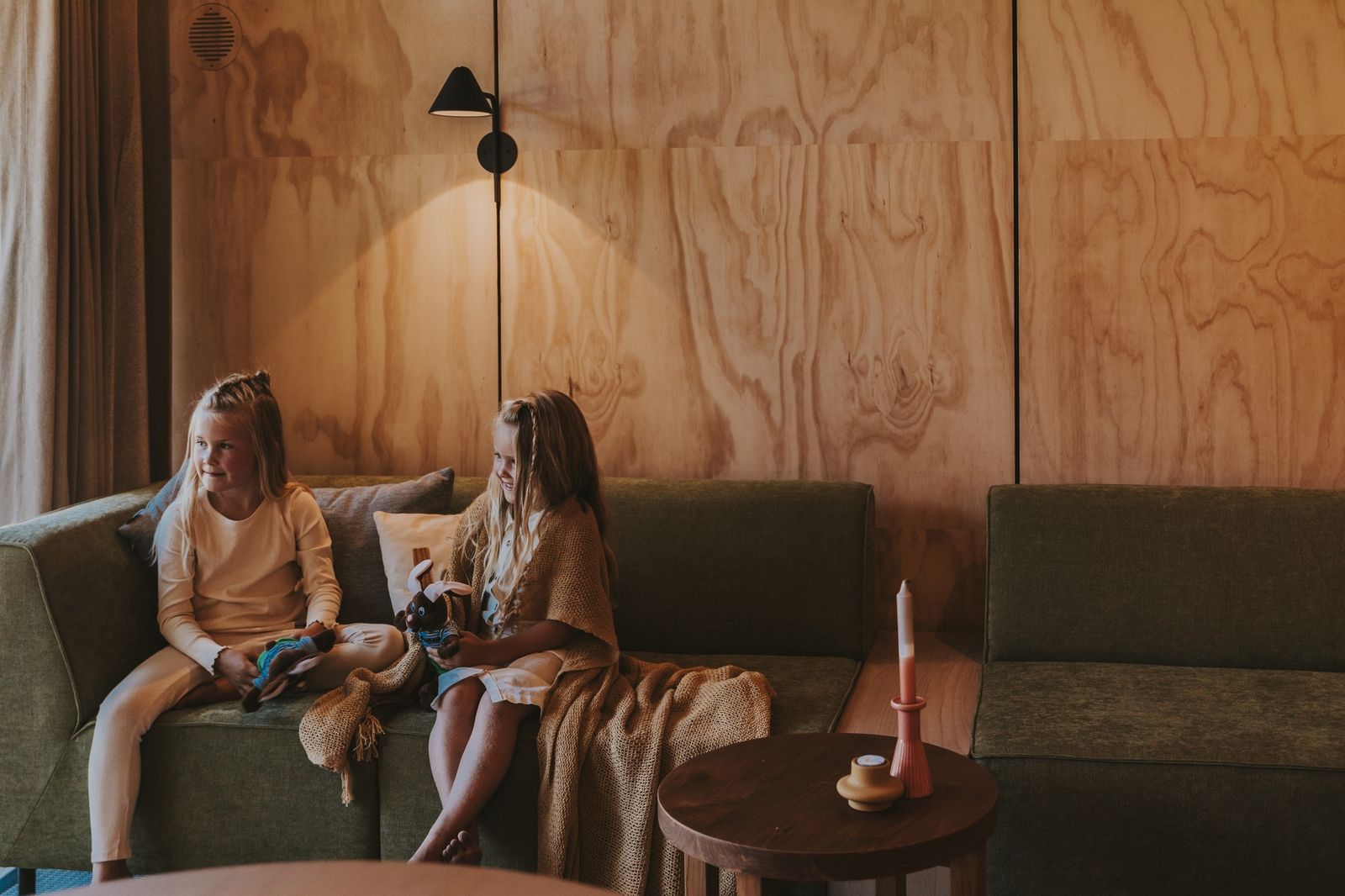 Gemuetliches Wohnzimmer im Wikkelhouse XL, Beerze, mit bequemen Sofas und stimmungsvoller Beleuchtung.