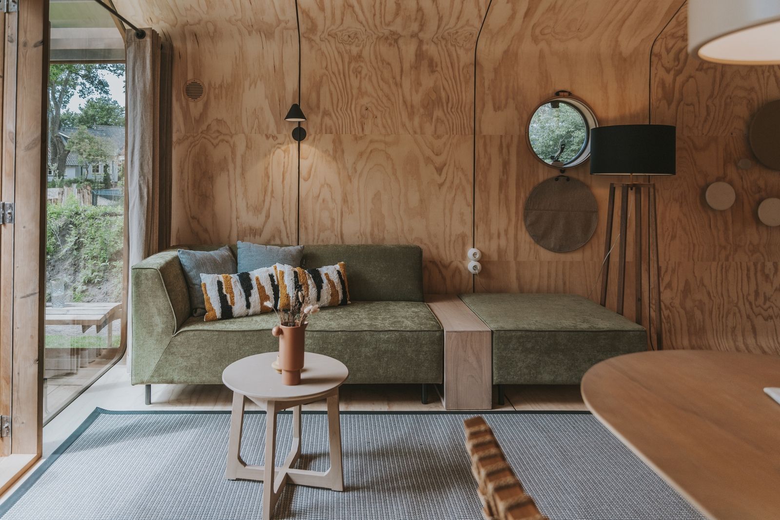 Stilvolles Wohnzimmer im Wikkelhouse XL, Beerze, mit moderner Einrichtung und Blick auf die Vechtelandschaft.